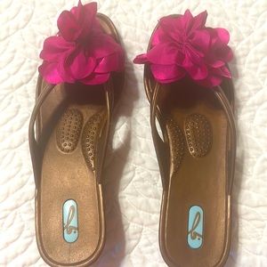 Cute summer sandal/flip flops 10 in length Beautiful copper color/fucsia flowers